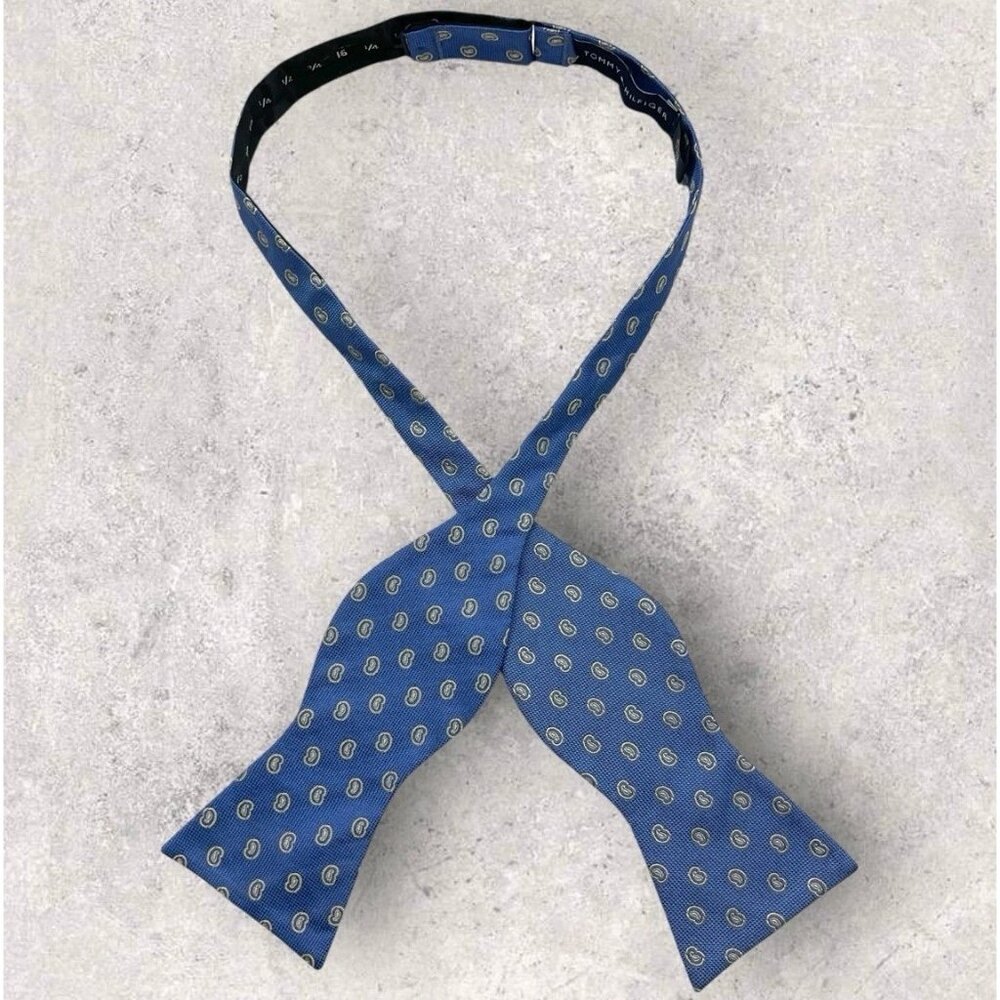 TOMMY HILFIGER Silk Self Bow Tie Blue Paisley W:2.7" EUC
